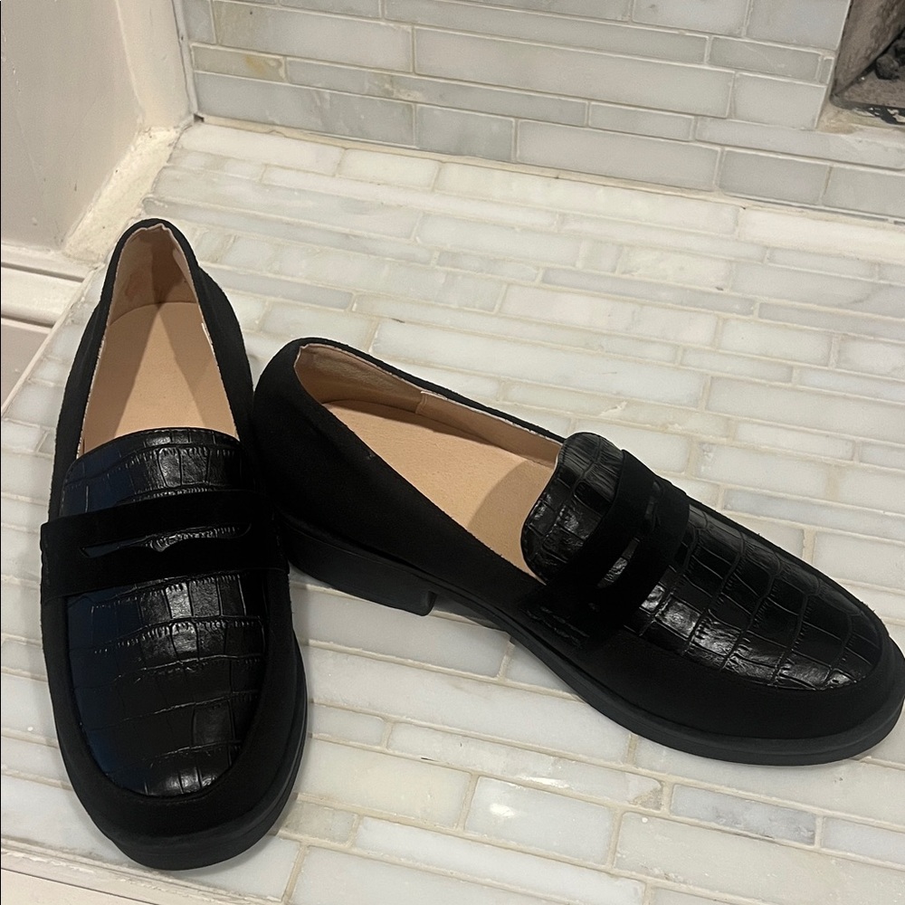 Black Crocodile Pattern Loafers